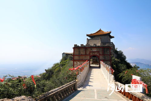 奇秀雞鳴山 一峰飛來高插云，故云行